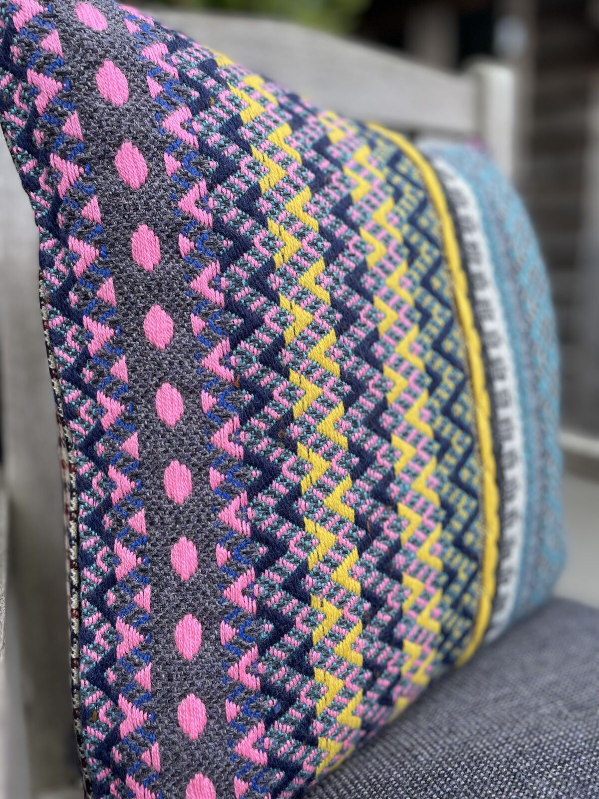 Cushion. Rainbow Zigzag.