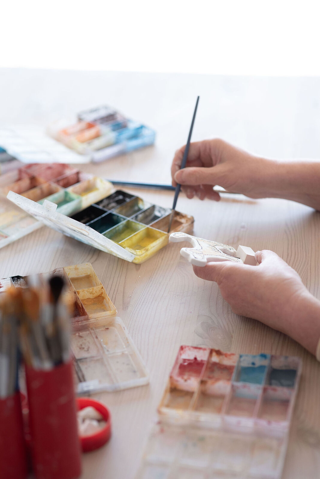 Illustrating with professional ceramic colours