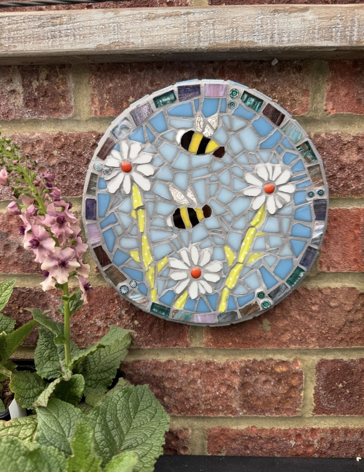 Daisies and Bee Circle 