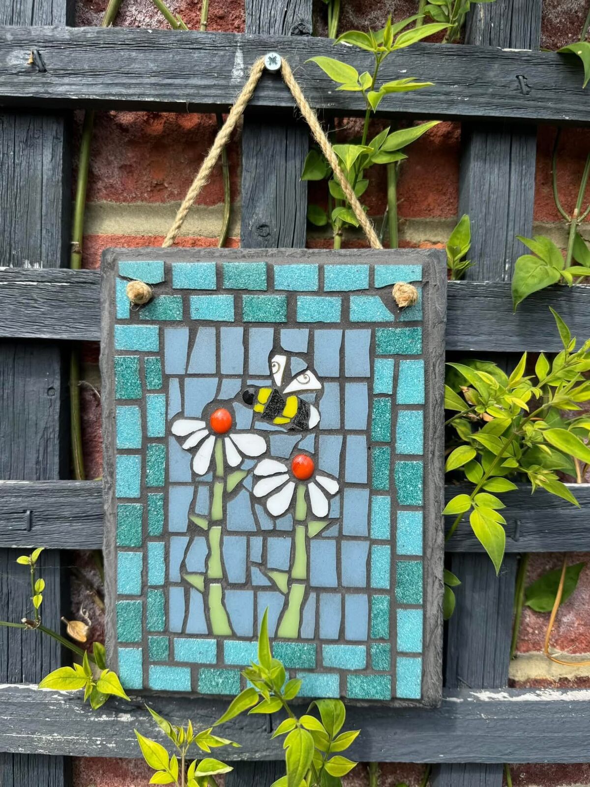 Daisies & Bee slate 
