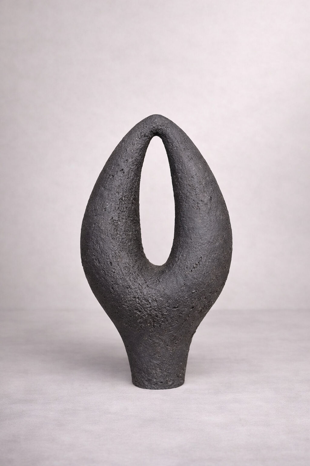Nero | Handmade Ceramic Sculptural Vasetled