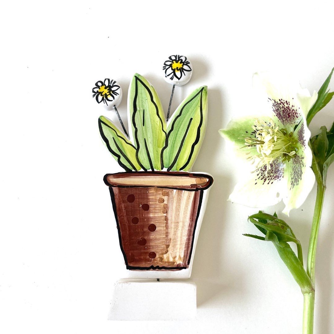 White daisy flowerpot ornament